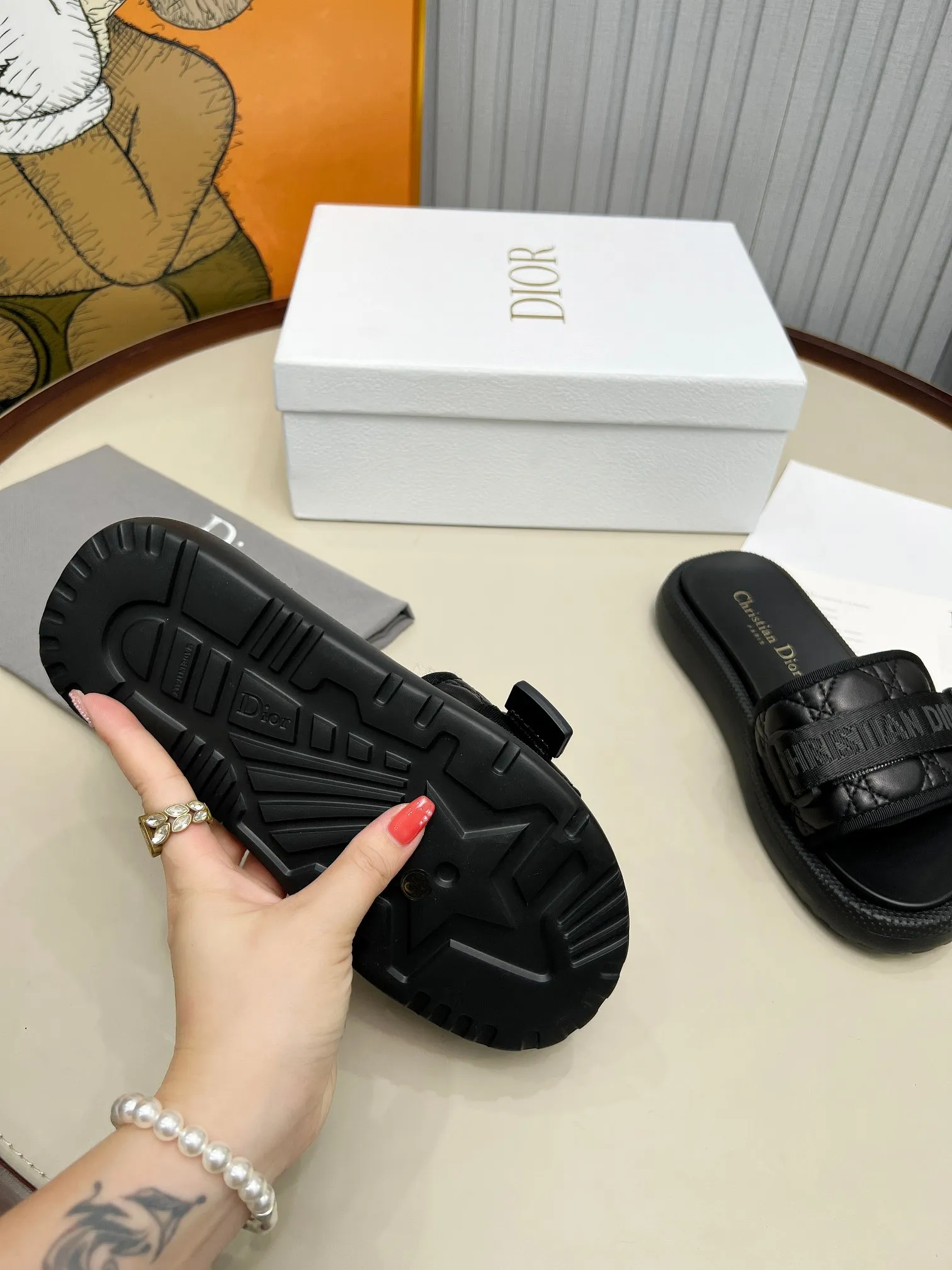 👟👟Ex-factory price 420👟👟 Dior Dior high version slippers, 👏👏2025 new classic model 🔥purchasing level qualityhot-selling thick-soled slippers in foreign counters💋———————————— Upper➕Inner: Original customized special electric embroidery material, Sole: Original mold 1.1 (lightweight) Bottom thickness: heel 5cm, forefoot 3cm, size 35-40 (with full set of packaging, cloth bag handbag, card instructions). You are welcome to place an order in advance, first come first served. Win-win cooperation.